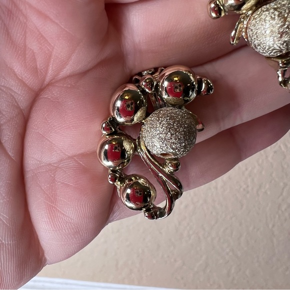 Vintage 1950’s Gold Tone Bauble Bead Clip On Earrings, Festive Estate Jewelry - Picture 2 of 5